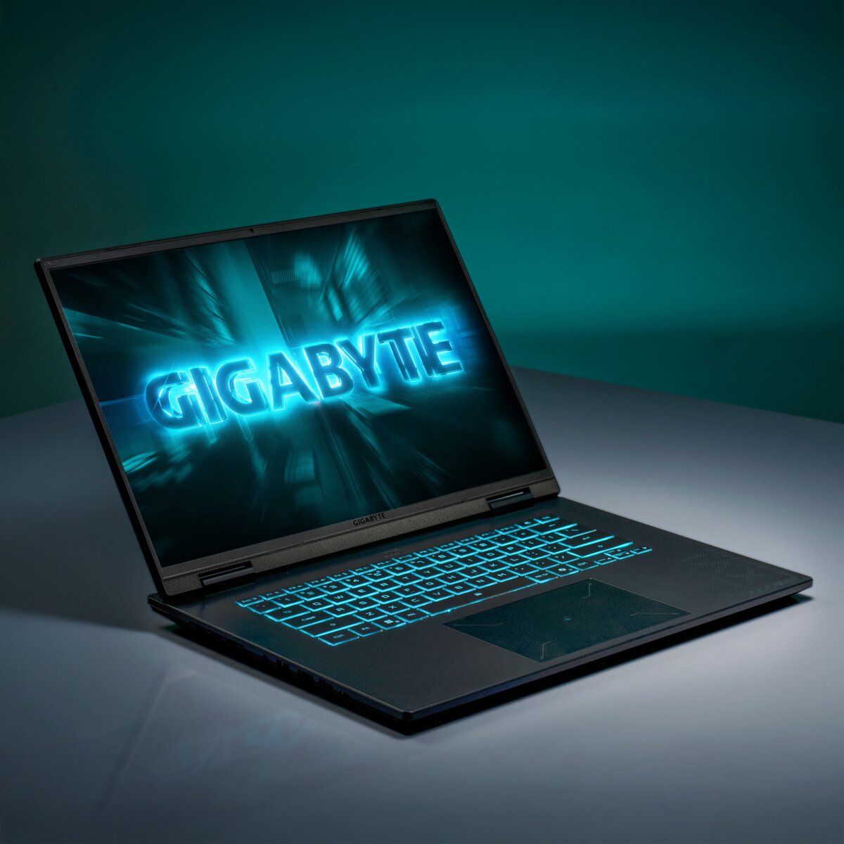 GIGABYTE GAMING A16 CWHI3DEC94SH - 16" - Intel Core i7 - 16GB RAM/1TB SSD - RTX 5070